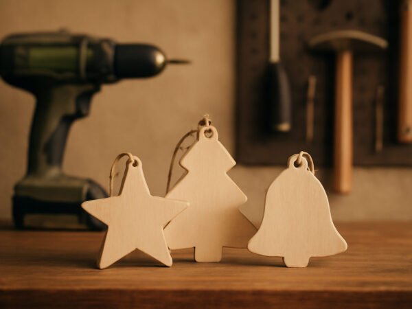 Weihnachtskugeln aus Holz drechseln ohne teure Anschaffung